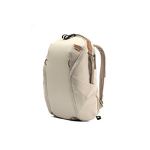 Laden Sie das Bild in den Galerie-Viewer, product_closeup|Everyday Backpack Zip von Peak Design, 15 Liter, Creme/Bone
