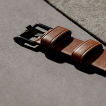Laden Sie das Bild in den Galerie-Viewer, dark|Rustic Brown Leather Watch Strap Nomad
